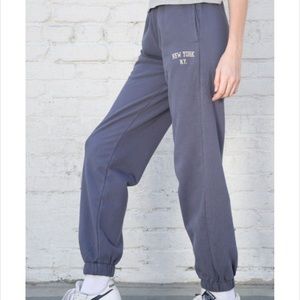 BRANDY MELVILLE - rosa new york sweatpants